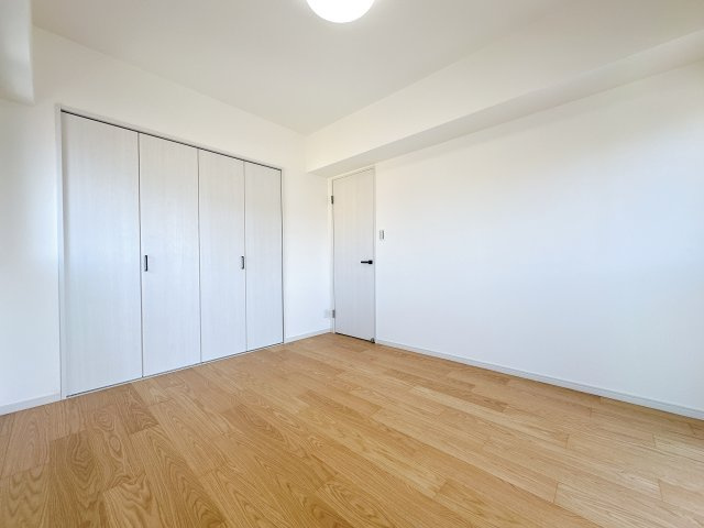 北東側洋室で。　二面窓で日当たり通風良好です◎