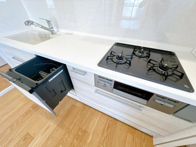 システムキッチンです。　全体に白を基調としていて清潔感があります！食洗器、浄水器付きです◎