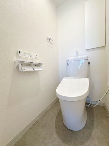 トイレです。　あると嬉しいウォシュレット付きです！棚があり、ストック品や掃除用具をスッキリ整頓できます◎