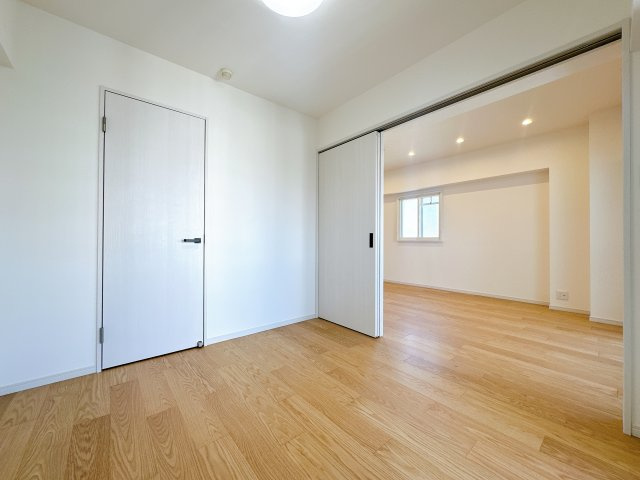 南西側洋室です。　5帖、収納付き