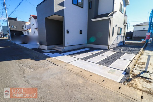 【駐車スペース】現地完成写真。ゆったりとした駐車スペースです。