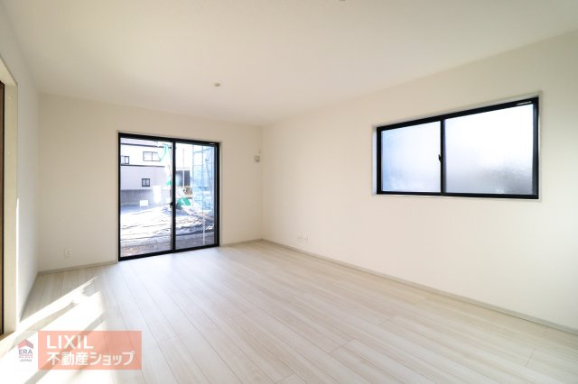 【リビングダイニング】現地完成写真。家族で過ごせるくつろぎの空間