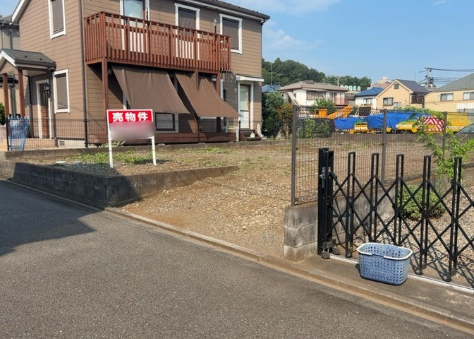 土地の形が極端に長細かったり、狭小地、あるいは道路との高低差がある傾斜地だった場合、後々売ろうとしても買い手がつかない場合もあります。後々、売却することになった時に価値の下がらない土地を選びましょう。