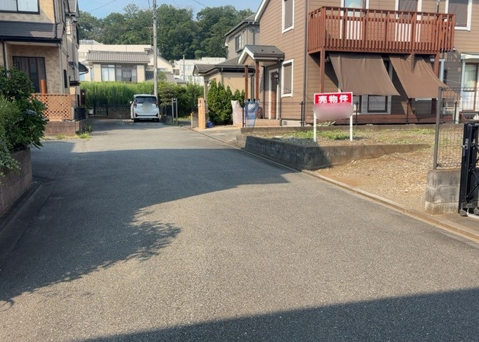 土地の面積＝住宅面積ではありません。建ぺい率の問題などで、土地のある場所によって住宅を建てられる面積は限られています。高さもしかり、「土地」という言葉の中には、建築条件も含まれると考えておきましょう。