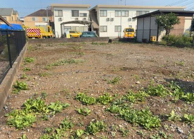 土地の前の道路に消火栓が設置されていることがあります。この場合、道路交通法第45条第1項により、駐車禁止の場所が指定されています。そのため、車庫などの駐車スペースをつくることができない場合があります。