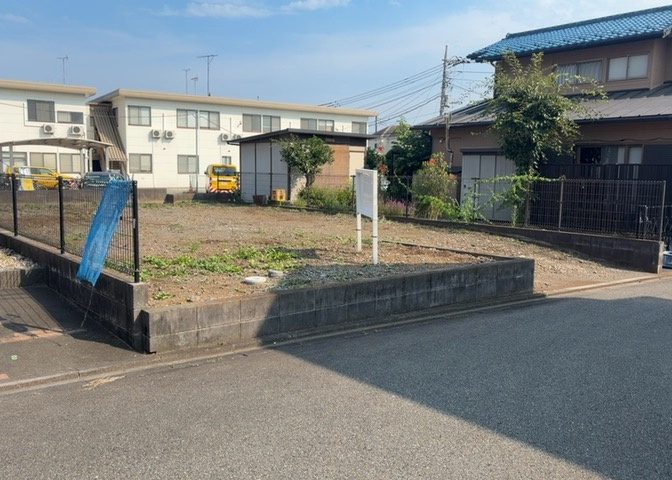現地に行くなら、物件の周囲の地形がどうなっているかを見ることも大切です。周辺より低くなっている土地では、大雨などで水が集まりやすいため、地盤が弱くなっているということも考えられるため、注意が必要です。