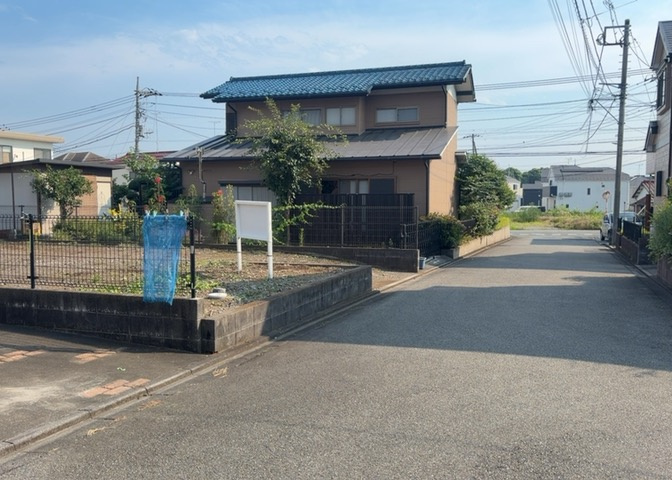 隣家の土地はどうなっているのか、生活利便施設が近くにあるのか、学校まで近いかなど、お客様のライフスタイルにあわせたイメージが重要です。また、近くにあると困る施設が近くにないかも確認するといいでしょう。