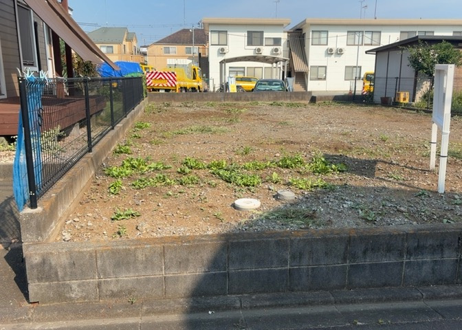 土地購入を検討されている場合、境界杭がない状態で購入してしまうと境界確定測量をする必要があり、費用がかかります。購入の前に、売主、隣土地所有者立ち合いのもと境界を確定し境界杭を設置するのがベストです。