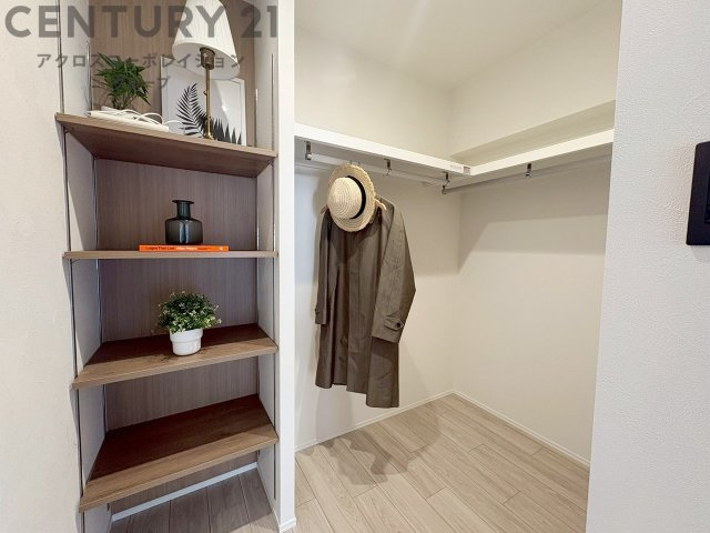 収納力が高く洋服や小物を整理しやすく、更衣室のように使え、部屋がすっきり保てます。収納の配置を自由に調整でき、換気性が良く防湿・防虫対策も可能。快適で機能的な生活空間を実現できます♪　