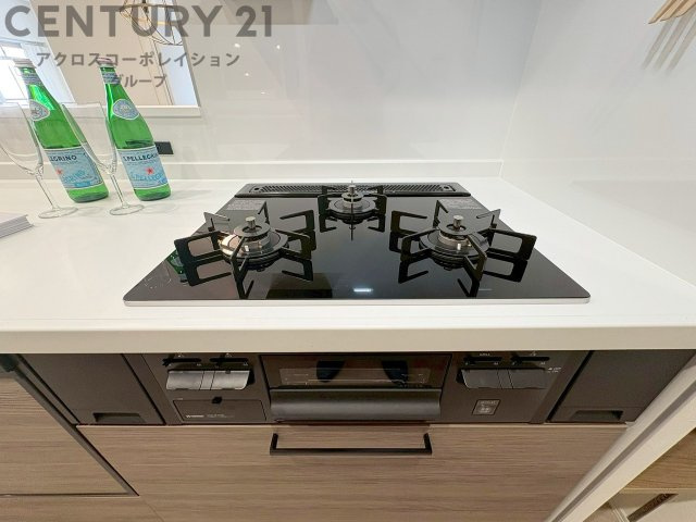 多数の調理器具を同時に使用でき、料理の効率化が可能。省エネで節約になり、様々な料理スタイルに適応できます。また、火力調整が独立しており、手入れや掃除もしやすく、今よりもっとお料理が楽しくなるかも。　