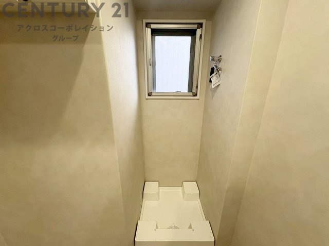 洗濯物の仕分け作業がしやすく、整理整頓が容易になります。洗濯音や湿気を他の部屋に持ち込まず、生活環境を快適に保ちます。上部を活用すれば収納スペースを確保でき洗剤や洗濯用品の整理もしやすくなります。　