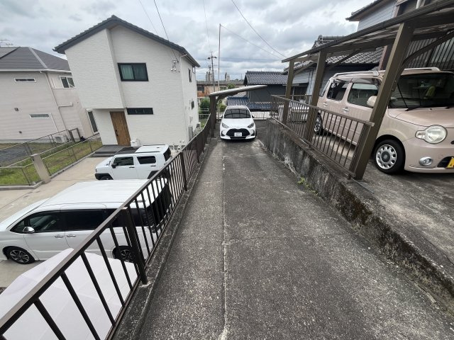 駐車場まわりは見通しが良く、車の出入りも安心