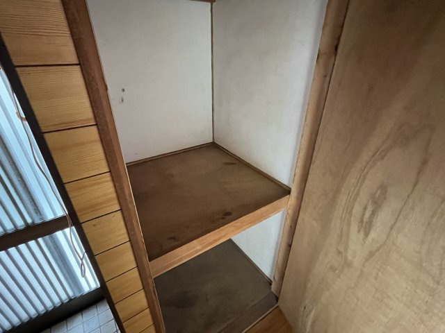 玄関横に掃除用具や小物を置けるスペースがあります。