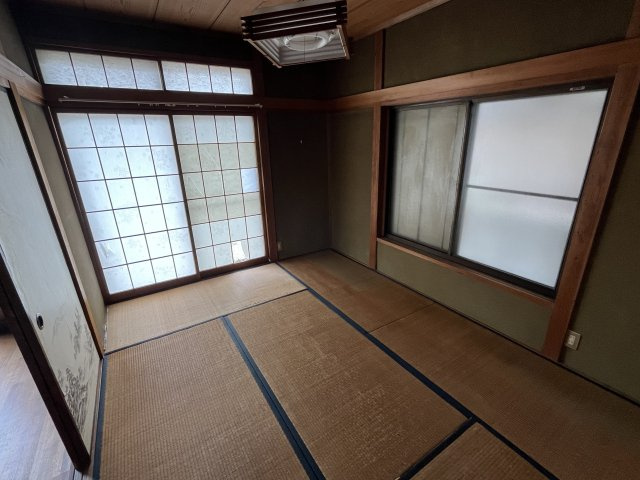 砂壁と畳が醸し出す和の趣。2面採光で明るく換気も良好。