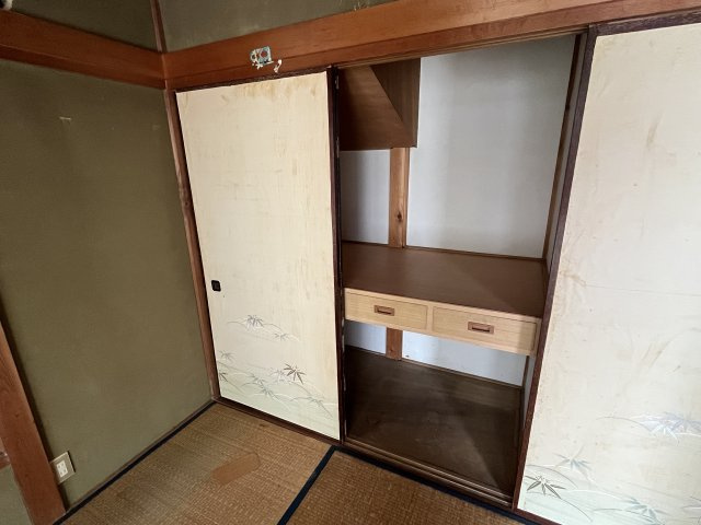 収納の工夫が光る押入れ。引き出し付きで小物の整理もスムーズに
