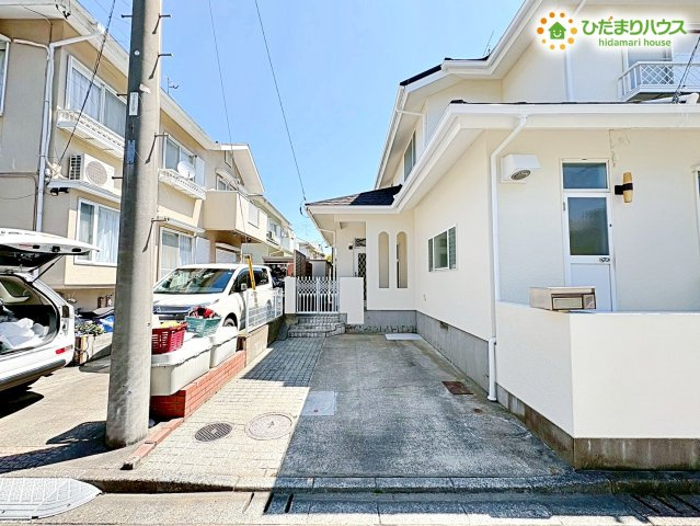 敷地内にはカースペースを確保！前面道路からの進入がスムーズで、毎日の運転や駐車が苦手な方もストレスなく安全に出し入れできます！
