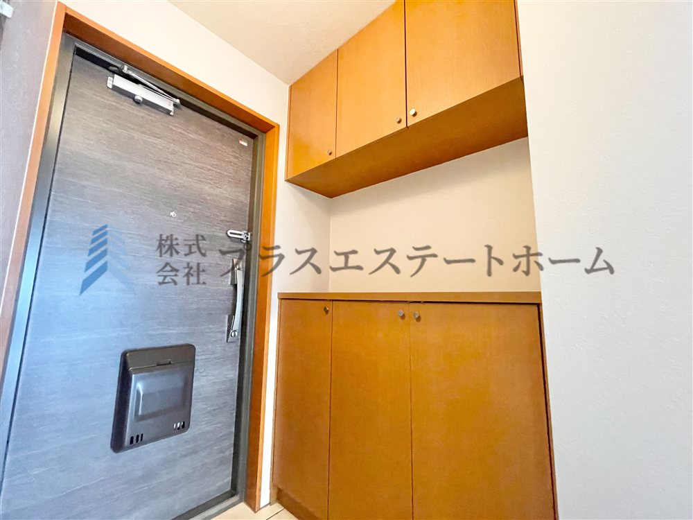 すっきりとした印象の玄関です♪下足入れが備わっており、ご家族の靴をまとめて収納できます♪