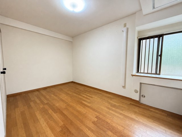 シンプルで使いやすい洋室は、主寝室や趣味のお部屋としてもおすすめの空間です。フローリング仕様でお手入れもしやすく、家具配置もしやすい間取りです。窓から柔らかな光が入り、明るく清潔感ある印象を与えます。