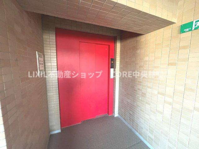 便利なエレベーター完備のマンション！小さなお子様連れの方やお年寄りの方にも安心の設備です。