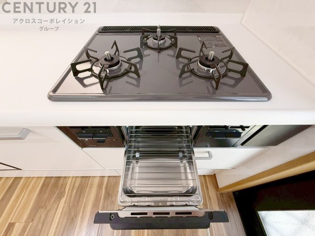 多数の調理器具を同時に使用でき、料理の効率化が可能。省エネで節約になり、様々な料理スタイルに適応できます。また、火力調整が独立しており、手入れや掃除もしやすく、今よりもっとお料理が楽しくなるかも。　