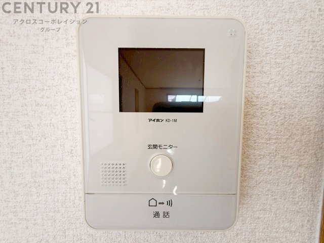 訪問者が来たときにテレビ画面で確認できるため、安心してドアを開けられます。録画機能があるものもあり、留守中に来訪者を記録しておくことができます。利便性が高く、セキュリティ面でも安心です。　