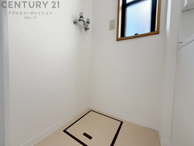 洗濯物の仕分け作業がしやすく、整理整頓が容易になります。洗濯音や湿気を他の部屋に持ち込まず、生活環境を快適に保ちます。上部を活用すれば収納スペースを確保でき洗剤や洗濯用品の整理もしやすくなります。　