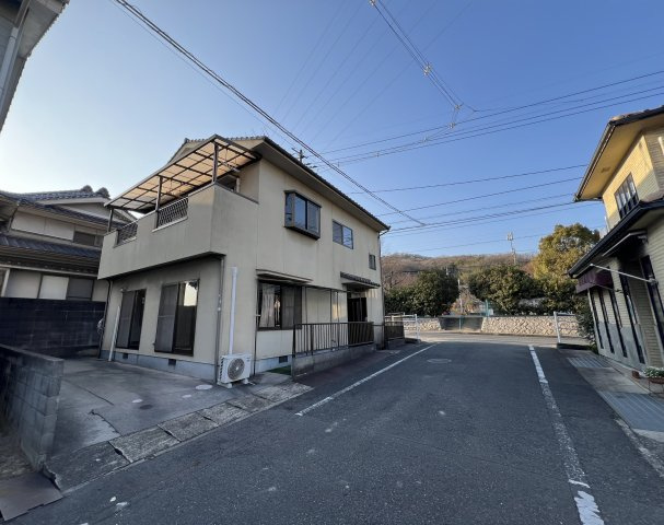 前面道路は交通量が比較的少なく、車の出入りや歩行も安心感があります。建物周囲にゆとりがあり、採光や風通しを確保しやすい点も魅力。周辺は戸建が中心で、静かな住環境を求める方におすすめです。