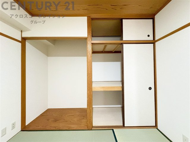 押入れは季節の衣類、寝具などを収納できます。伝統的な美しさと実用性が融合し、収納物を保護する調湿・換気効果があります。使い方によっては書類や小物なども効果的に整理でき空間を有効活用できます。　