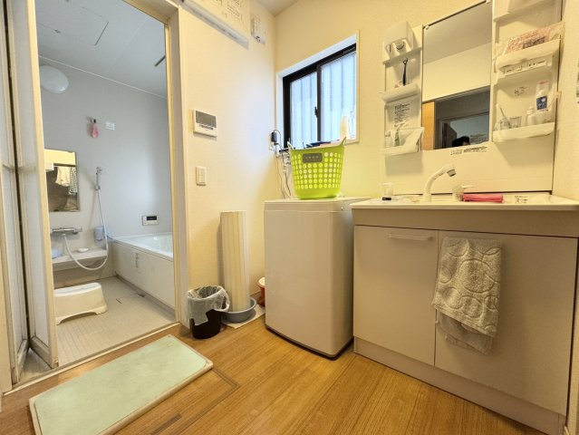 独立洗面化粧台が付いています