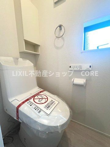 そのゆったりとした空間には洗練されたデザインのウォシュレット付きトイレを装備！
