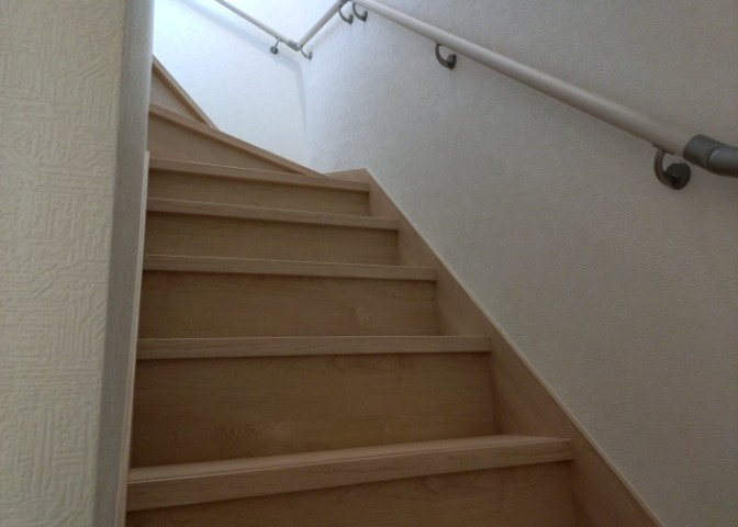 建物の上下階の通路である階段は、その位置によって動線や室内の印象が大きく左右されます。手摺にも重要な役割があり、転倒の防止・歩行や動作を円滑にして日常生活を支えることを主な目的として設置されています。