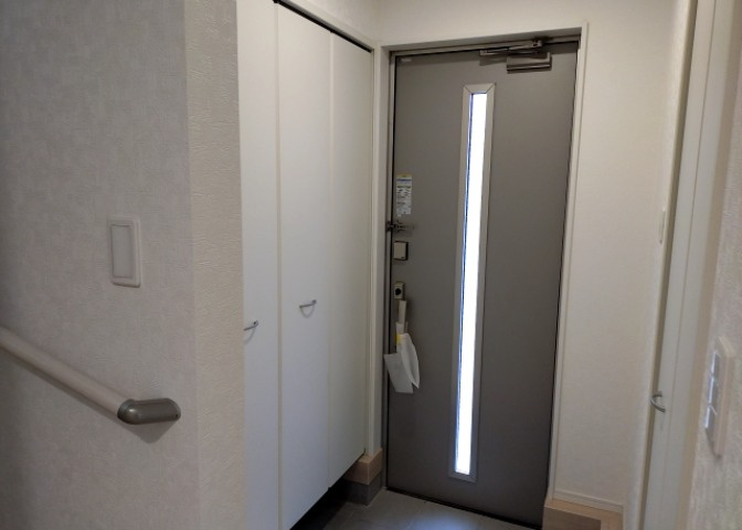 玄関は家の顔でもあり、家族以外の目にも止まる場所です。玄関は外との間を仕切る扉、靴などをしまっておく収納スペース、靴脱ぎのたたきスペース、来客とのやり取りをするドアホンなど複数のアイテムからなります。