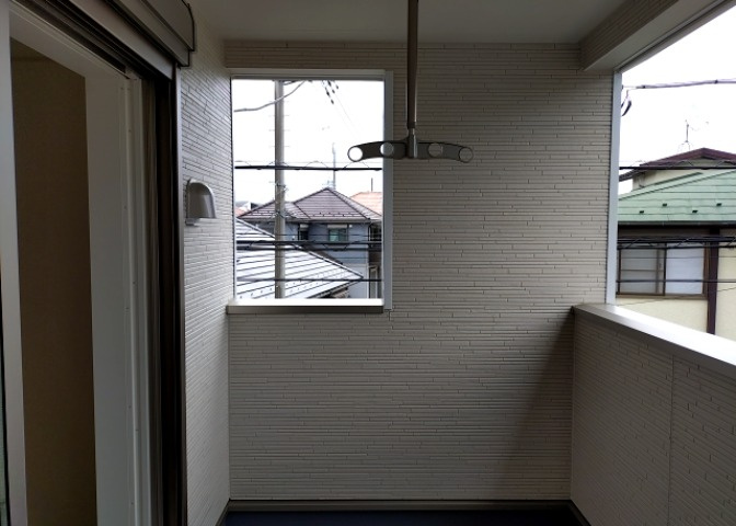バルコニーは、室外の専用スペースのうち、「屋根がなく開放された空間」であるものを指します。ベランダより広いタイプのものが多く、日当たりもよいため家庭菜園などを楽しみたい人にとって適した環境となります。