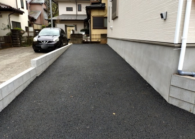 駐車場と明記されていても、最小スペースでつくられた駐車場だと大型車は駐車できなかったり、出入りしにくくなったりする可能性があります。お車のサイズと購入したい物件の駐車場のサイズを現地で確認しましょう。