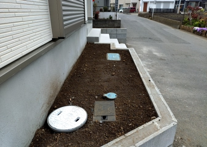 庭があることでガーデニングや家庭菜園はもちろん、こどもの遊び場やペットを放して遊ぶことができます。また、家の周囲に余裕があるということです。隣地との間があれば、十分な日当たりと、風通しが確保できます。