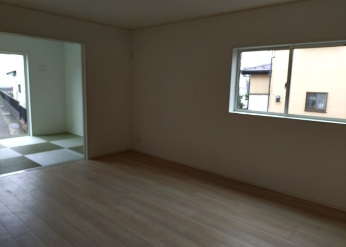 L型アイランドタイプは、キッチンからダイニングにもリビングにも目が行き届くので、とても使いやすい配置です。L字型独立タイプは、キッチンを独立させてるためLDKというよりもLDといった様なイメージです。