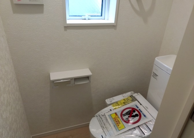 トイレは大きさや形、機能、抗菌性などが異なる多種多彩なタイプが各メーカーから出ています。それぞれに良さがあるため、事前にどういったタイプのトイレがいいのかをご家庭内で決めて、内見に行くといいでしょう。