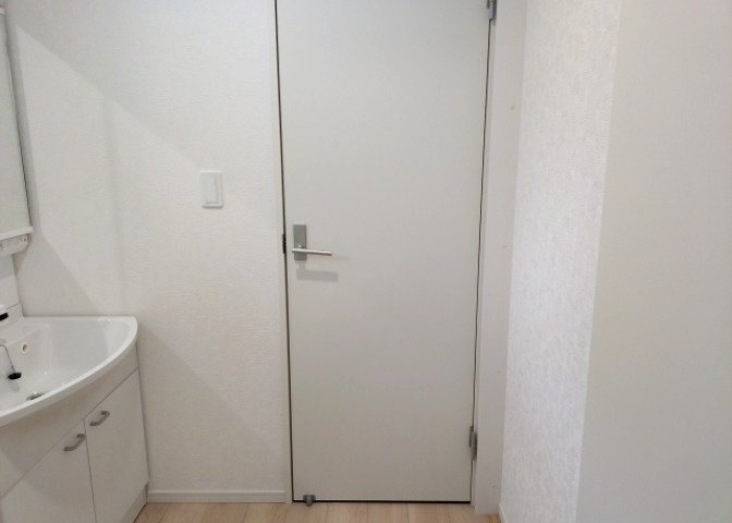 多くの戸建て住宅で見かける洗面脱衣所は、洗面台と洗濯機が2畳ほどのスペースに並べられていて、洗面所が脱衣所を兼ね備えている間取りが一般的です。お客様が利用することもある、パブリックな空間でもあります。