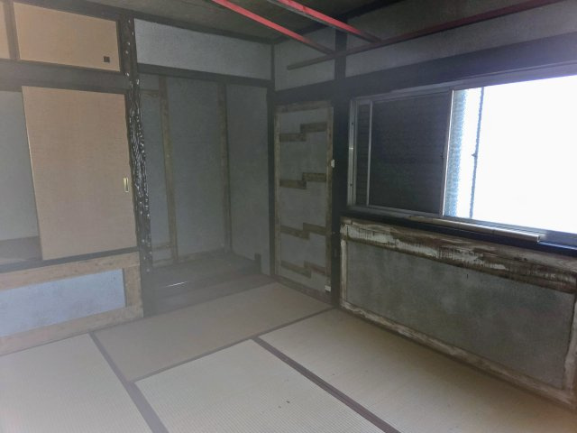 中段のある押し入れで、布団や荷物をすっきり収納できます。