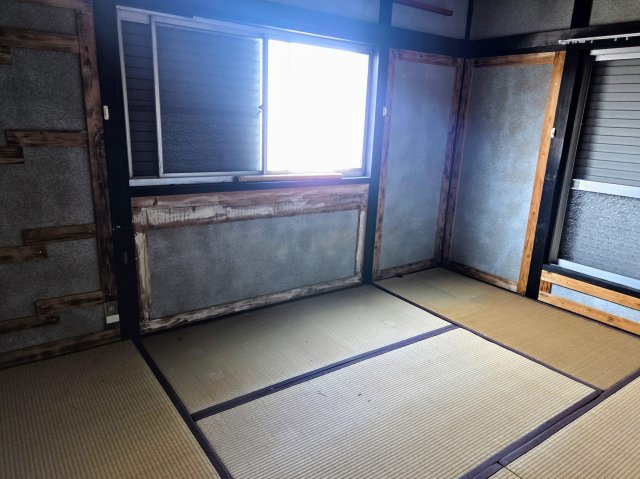 2面に窓があり明るく風通しのよい和室で、心地よく過ごせます。