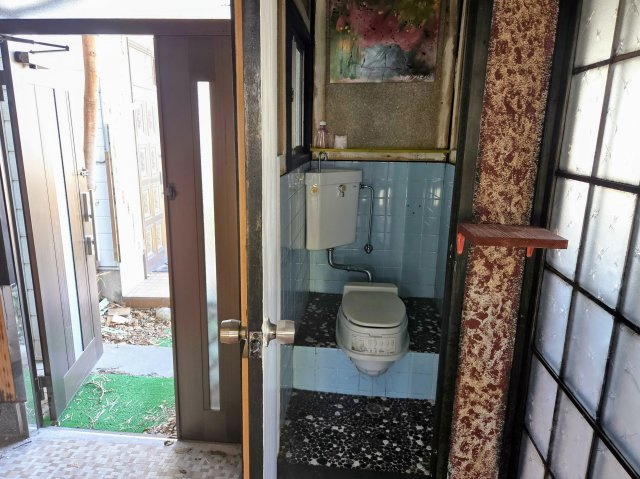 窓から自然光が入るトイレで、手軽に換気ができて快適です。