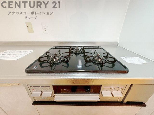 多数の調理器具を同時に使用でき、料理の効率化が可能。省エネで節約になり、様々な料理スタイルに適応できます。また、火力調整が独立しており、手入れや掃除もしやすく、今よりもっとお料理が楽しくなるかも。