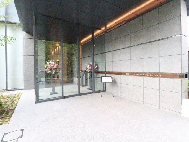 【エントランス出入口】ガラス張りの開放的な風除室。もちろんオートロック！強固なセキュリティで安心！