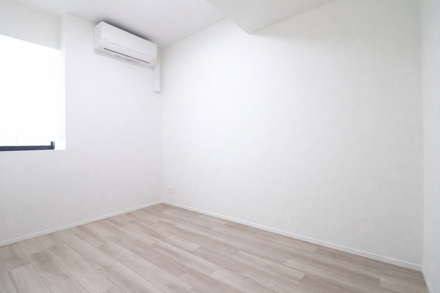 【洋室】約5.2帖の洋室！収納付きでお部屋を広くお使いいただけます◎