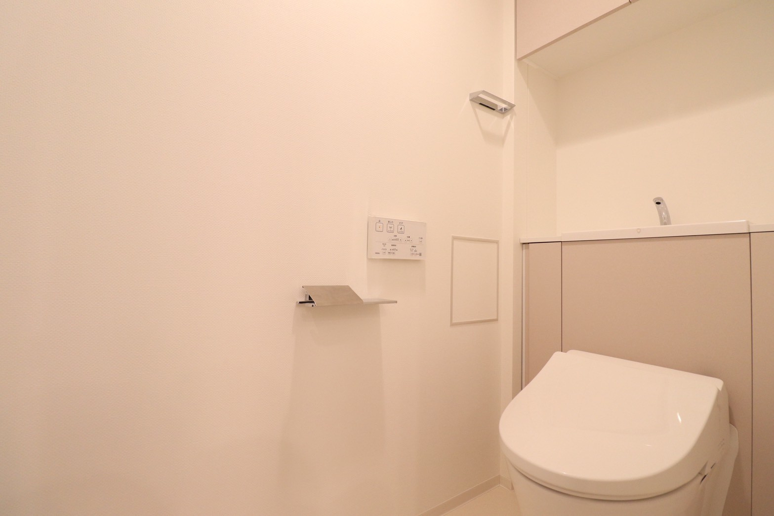 【トイレ】便利性も兼ね備えた手洗いカウンター付きタンクレストイレ！