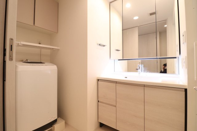 【独立洗面台】スタイリッシュなデザインで、お手入れもしやすいボウル一体型カウンター！