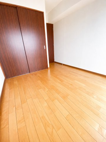 洋室は収納力のあるクローゼットを新設