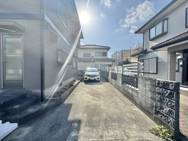 駐車スペースは縦列で3台以上可能です。