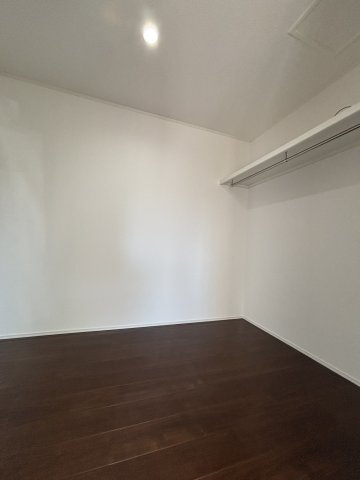 衣類をまとめて管理でき、部屋をすっきり保てるウォークイン収納。「しまう場所」に困りません。
