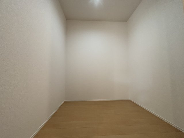 収納力を底上げする、頼れる納戸。「しまう場所」があることで日々の生活の安心感が生まれます。